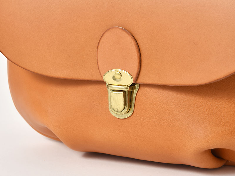 休日のお出かけに最適な棒屋根の本革レディースミニリュック / 革鞄の