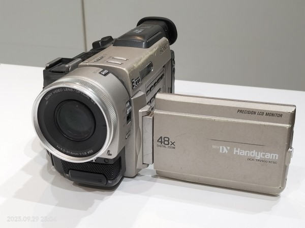 1998/平成10/SONY/DCR-TRV900/Handycam/小型ボディに3CCDを搭載した