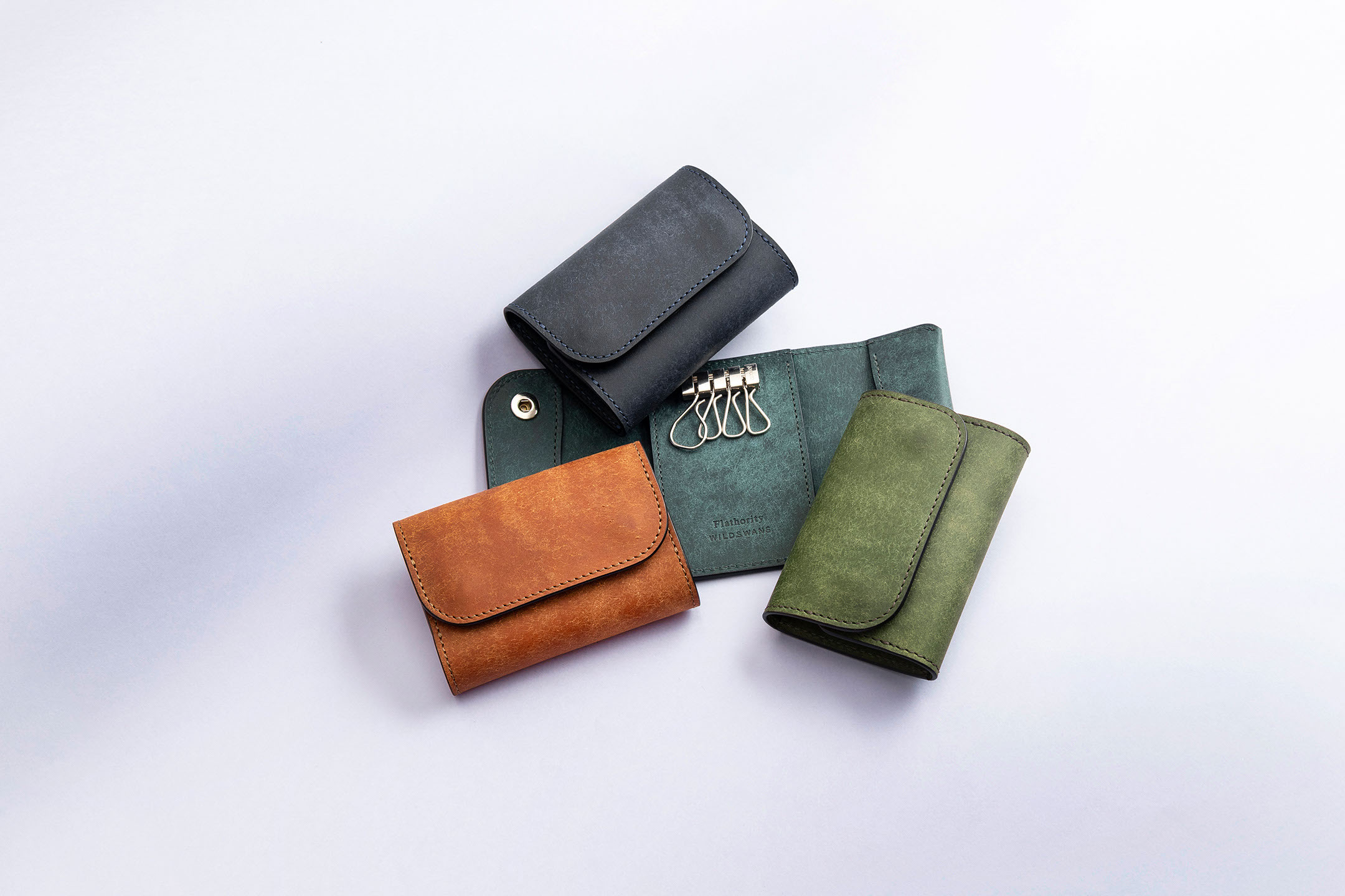 フラソリティ × ワイルドスワンズ フラップキーケース | 大人のバッグ