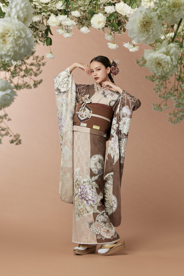 和とりえ 滋賀 安曇川の振袖 /ベージュ色/茶色/古典/牡丹柄/ 【特選】V