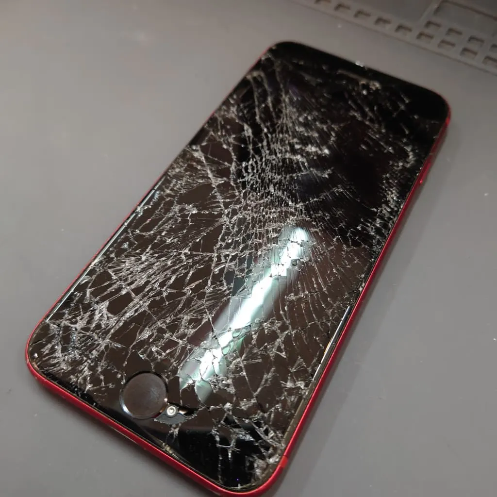 画面が割れたiPhone SE第3世代修理ならスマートクリアMEGAドンキホーテ