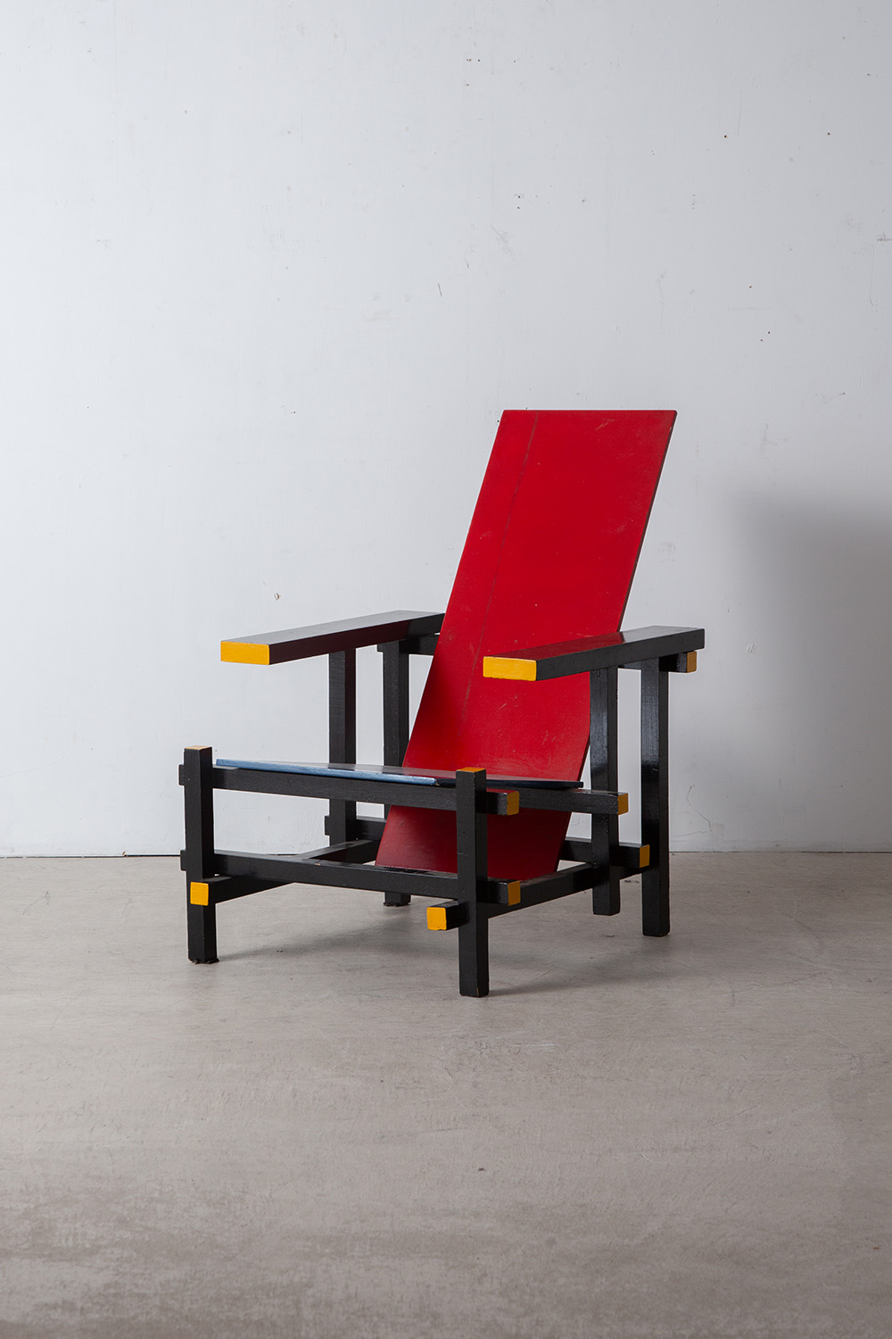stoop | Red and Blue Chair Attribute to Gerrit Thomas Rietveld in Wood