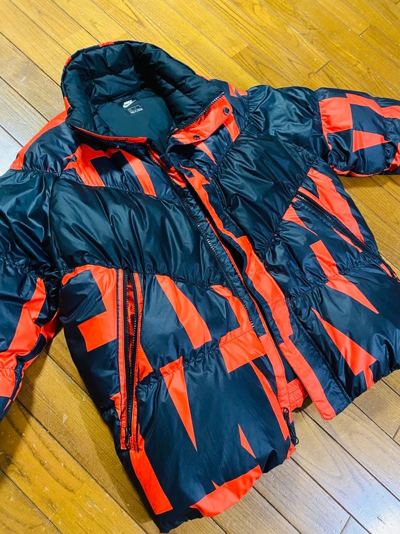 NIKE ダウンジャケット　総柄　ブラック・レッド　Mサイズ　日本XL相当 中古・古着通販】NIKE (ナイキ) ダウンジャケット ブラック×レッド