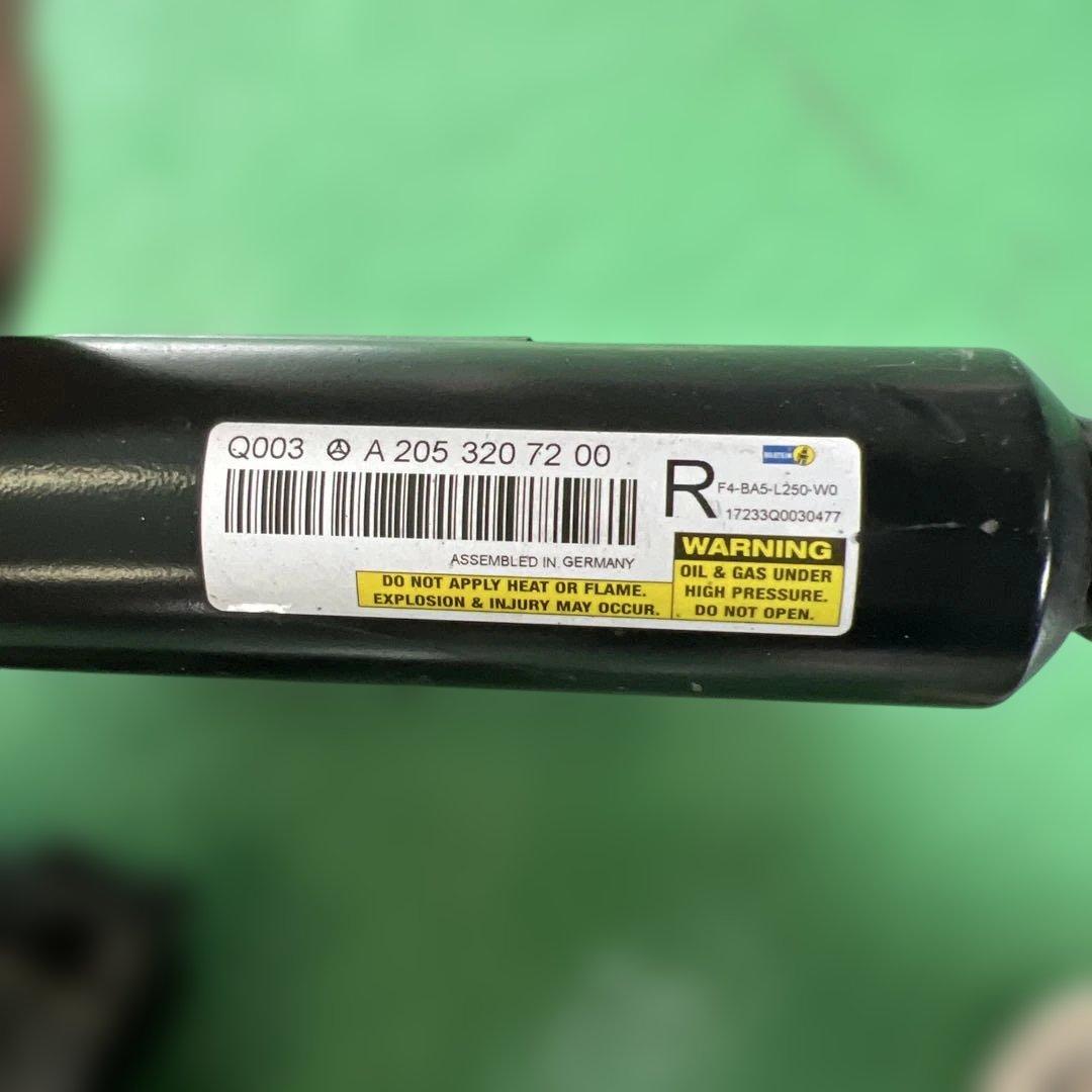 ベンツ　W205 エアサス車用　Rショック　純正品 純正品 ベンツ Cクラス W205 S205 C205 A205 リア リヤ エアサス エア