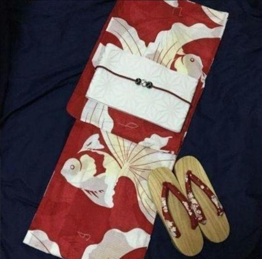 お任せ赤鼻緒下駄つき◆★高級変わり織り浴衣★優美な金魚柄★赤紅色