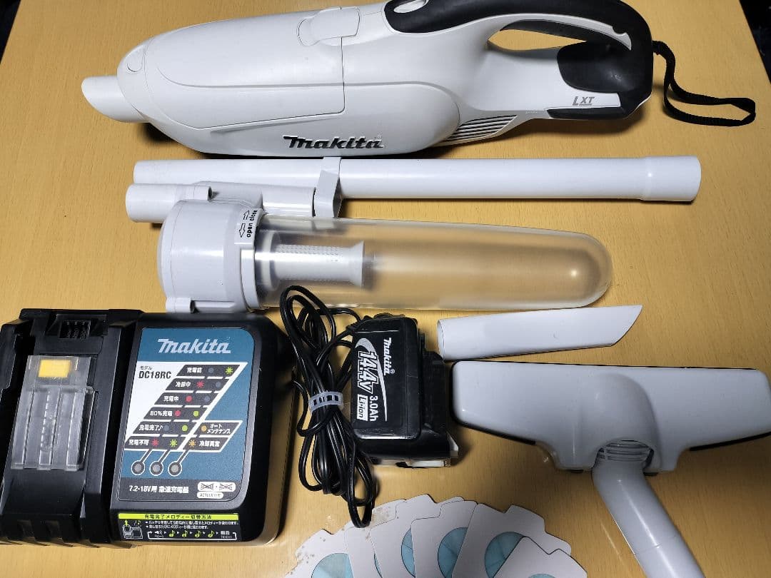 マキタ14.4V充電式クリーナCL142FD バッテリー、急速充電器、サイクロン Amazon.co.jp: マキタ コードレス掃除機CL142 紙パック式 標準40分稼働