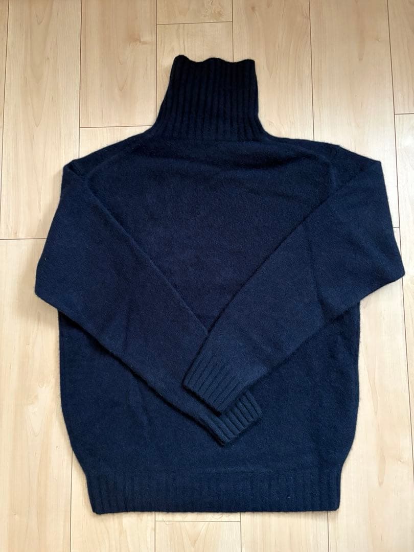 ARROW57. （田中さんのセーター）C.Tocculi M ディープネイビー 普通の服、普通のスタイル。 CASE 17 田中さんのセーターと水谷くんの