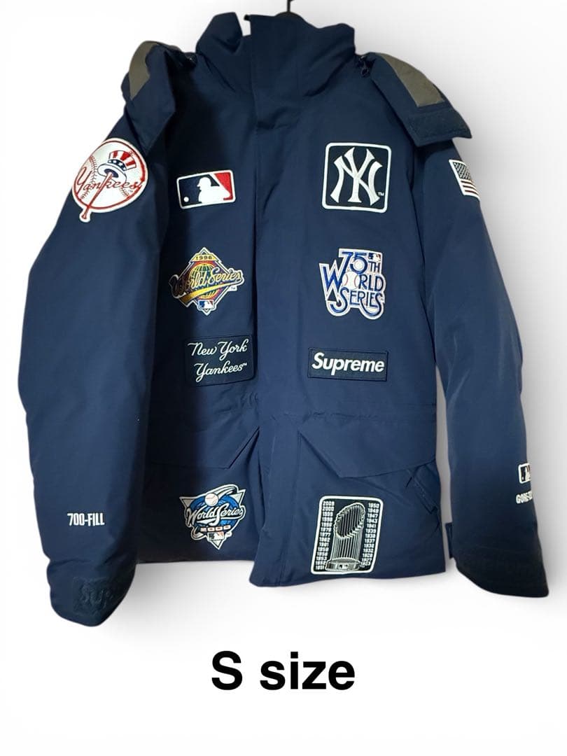 Supreme ニューヨーク・ヤンキース ダウンジャケット Sサイズ Supreme 2022年一発目のアイテムはNYヤンキースとコラボし、GORE-TEXで