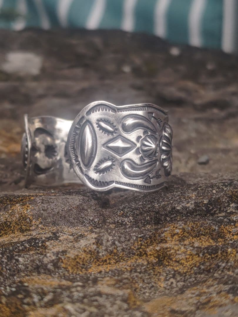 オールドスタイル バンプアウト バングル インディアンジュエリー風