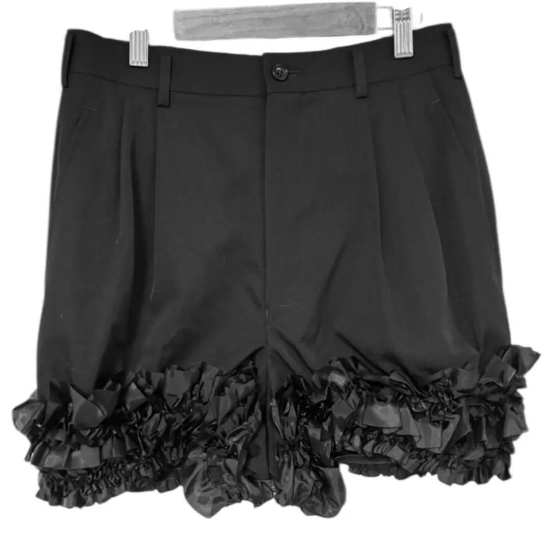 コムデギャルソン　commedesgarcons ショーハーフパンツ　フリル　黒 コムデギャルソンCOMME des GARCONS サテンフリル切替ウールギャバ