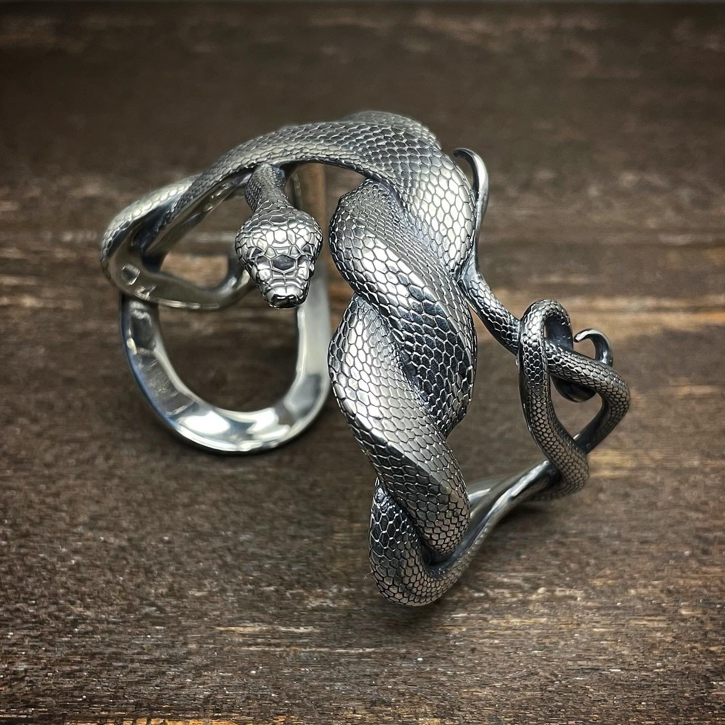 交わる蛇のバングル Mating snake bangle [016B] | HIJIRI Silver