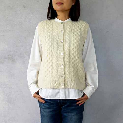 完売】ふわふわアルパカ・ケーブル編み前開きベスト（S-370085