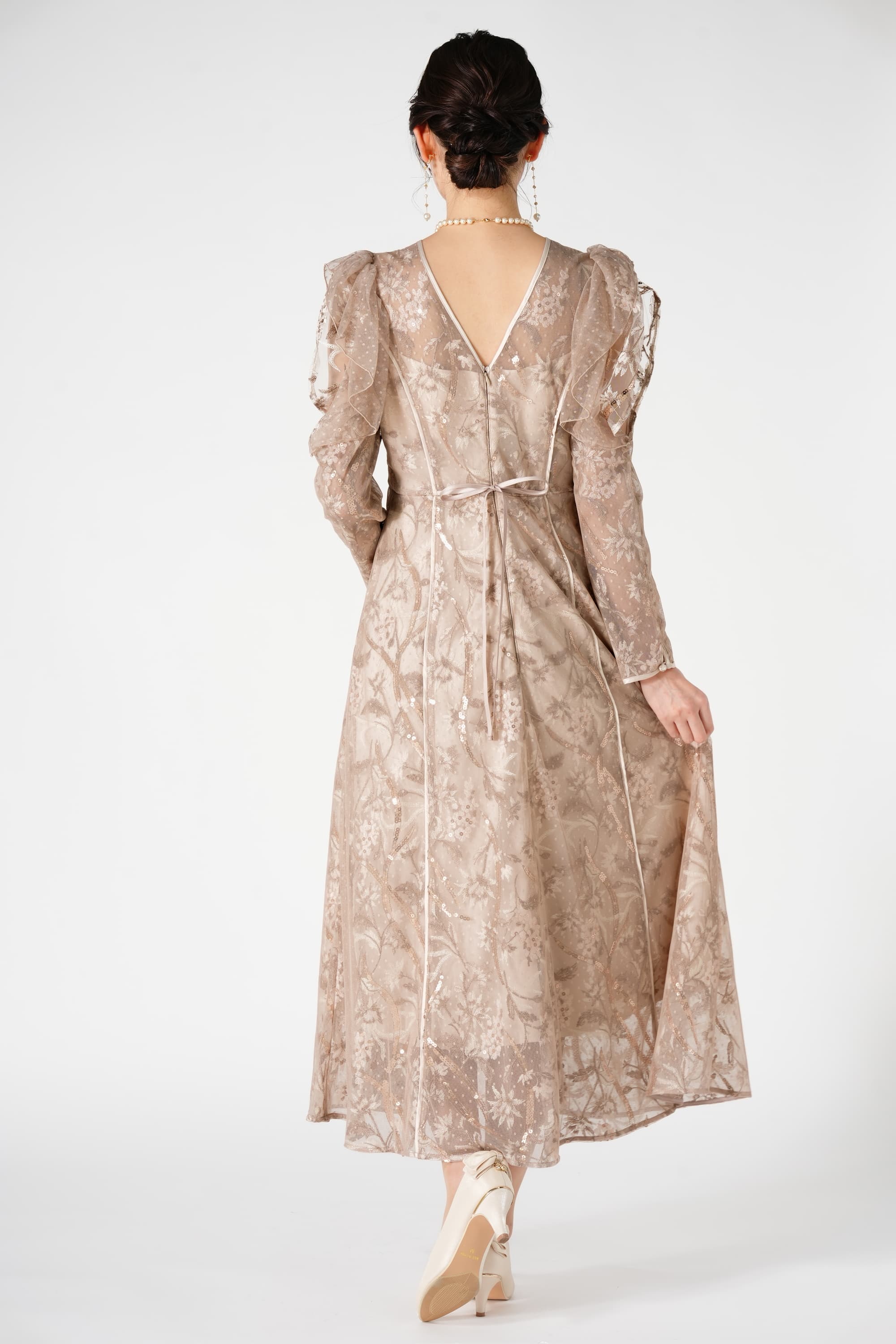 SNIDEL スパンコール刺繍ピンクベージュドレス (S〜M) をレンタル